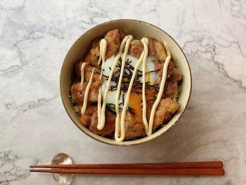 ガッツリ満足♡鶏もも照りマヨ温玉丼